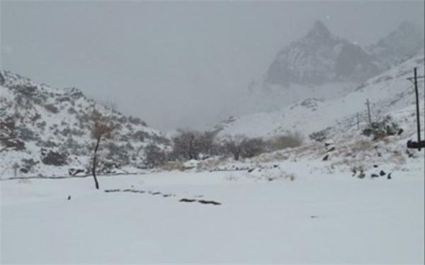 کولاک برف در جاده های کوهستانی بعضی مناطق